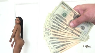 Мужик обещает поднять негритянке зарплату, если она попрыгает киской на его члене