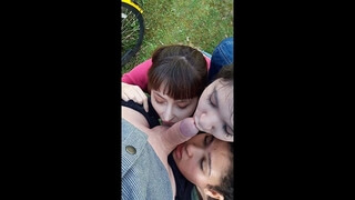 Подборка с давалками, которые встают на колени перед ухажерами, чтобы отсосать им