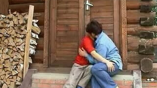 Русская женщина с короткой стрижкой зашла в дом с молодым любовником и отдалась ему