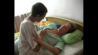 Парень помогает опытной даме раздеться и разводит ее на секс