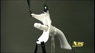 Брюнетка с загорелой кожей показала игрушку, которая похожа на страпон