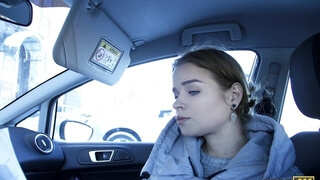 Красотка с цепочкой на шее и в зимней куртке отсасывает пикаперу в автомобиле